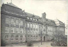 Um 1905 entstandene historische Aufnahme eines Gebäudes