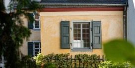 Hausfront mit Fenstern