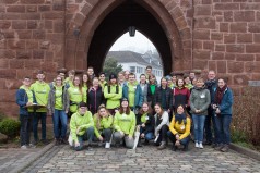 Gruppenbild der jungen Erwachsenen mit den Mitarbeitern des LVR-ADR und dem Leiter der Jugendbauhütte Rheinland