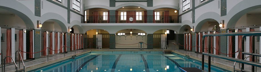 Innenansicht eines denkmalgeschützten Schwimmbades